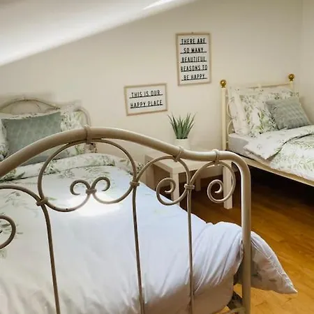 Hébergement de vacances 4 Bed With Private Pool
