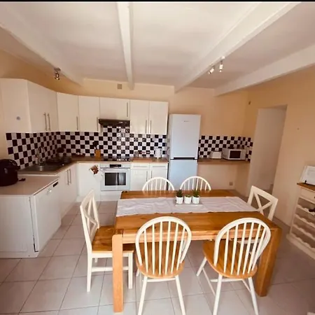 Hébergement de vacances 4 Bed With Private Pool Genouille (Vienne)